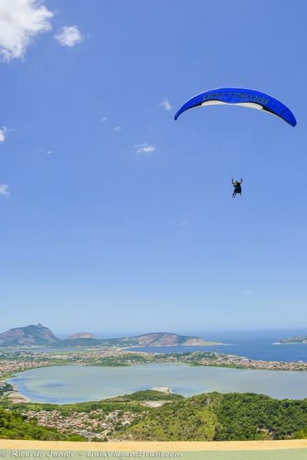 Imagem de uma pessoa saltando de paraquedas do Parque da Cidade de Niteroi.